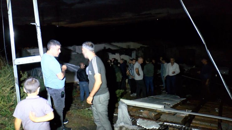 Sultangazi'de çatılar uçtu, bir kişi yaralandı