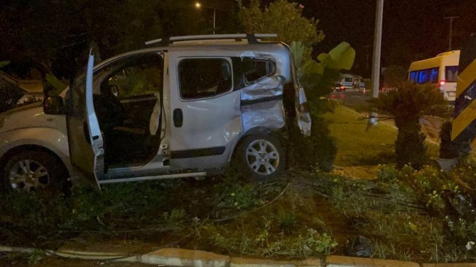 Ambulansla hafif ticari araç çarpıştı: 1 yaralı