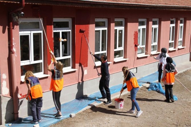 Konya AFAD gönüllüleri okul boyadı