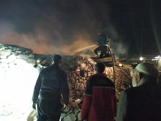 Konya’da ahırda yangın çıktı