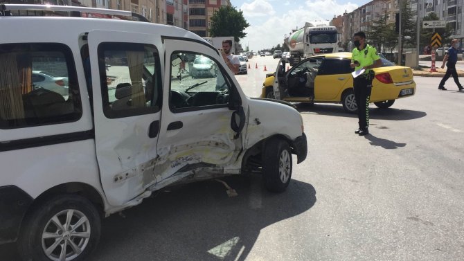 Konya'da hafif ticari araç ile ticari taksi çarpıştı
