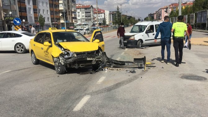 Konya'da hafif ticari araç ile ticari taksi çarpıştı