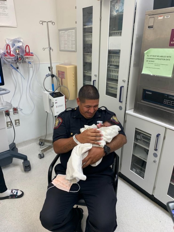 ABD’de polis, ikinci kattan atılan 1 aylık bebeği tuttu