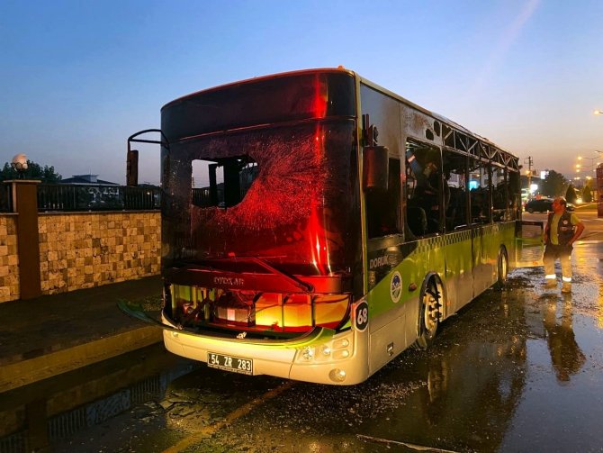 Belediye otobüsü alev alev yandı