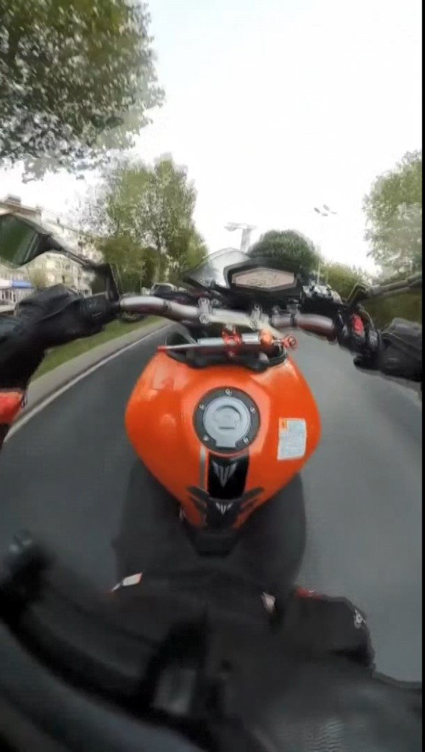 Motosikletli maganda kamerada