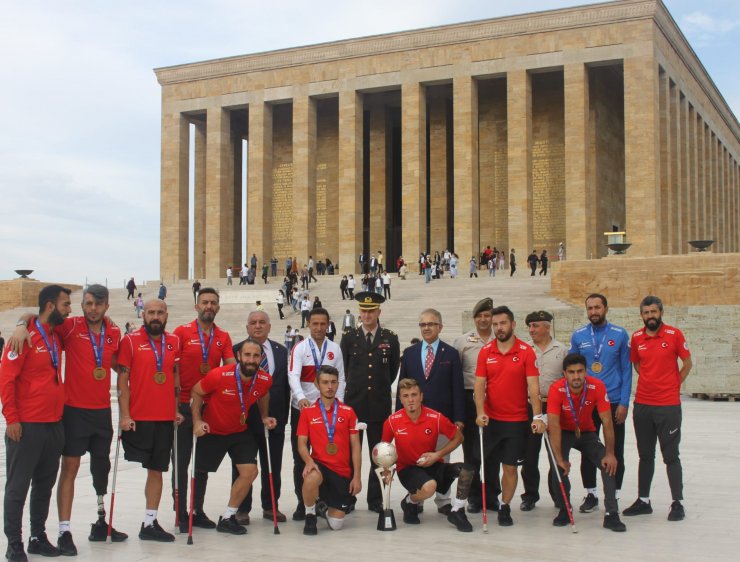 Avrupa Şampiyonu Ampute Futbol Milli Takımı, Anıtkabir'i ziyaret etti