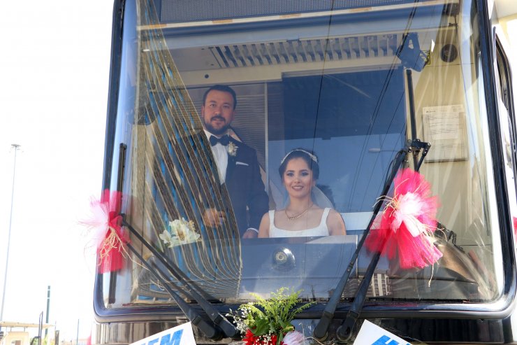 Vatman çift, süsledikleri tramvayla şehir turu attı