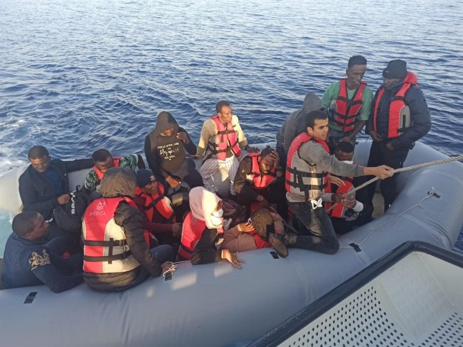 Yunan askerinin Türk karasularına ittiği 16 göçmen kurtarıldı