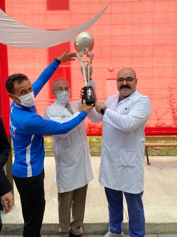 Ampute Milli Futbol Takımı'ndan sağlıkçılara  ziyaret