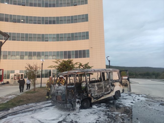 Hastane bahçesinde park halindeki minibüs yandı