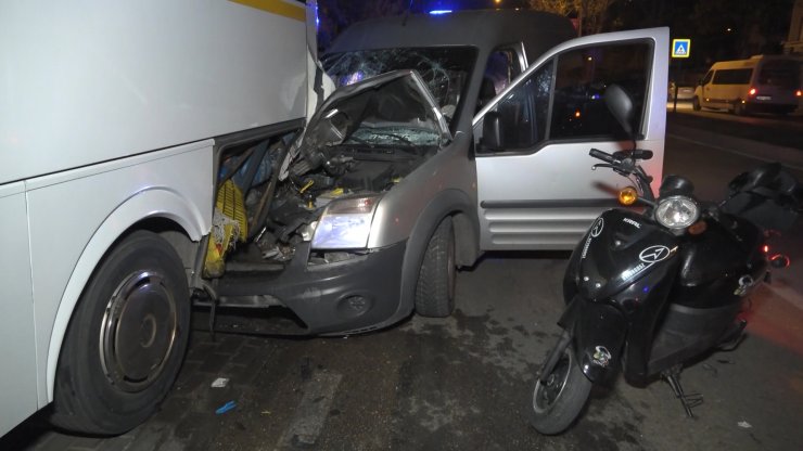 Hafif ticari araç park halindeki otobüse çarptı: 1'i ağır 3 yaralı