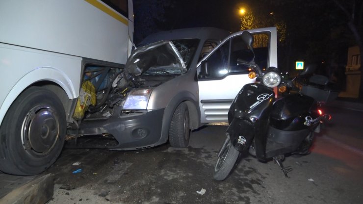 Hafif ticari araç park halindeki otobüse çarptı: 1'i ağır 3 yaralı