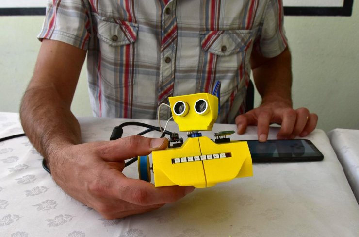 Lise öğretmeni kodlama dersleri için robot üretti