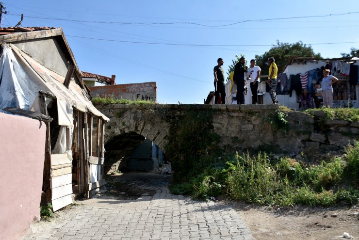 Tarihi Taş Köprü, evler arasında kayboldu