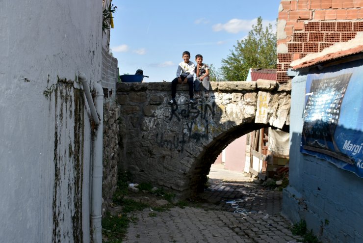 Tarihi Taş Köprü, evler arasında kayboldu