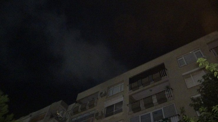 5 katlı binanın çatısında yangın çıktı; duman Süper Lig'de oynanan maçı da etkiledi