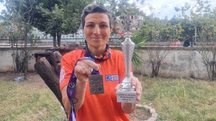 Atletizmle meme kanserini yendi, yarı maraton kazandı