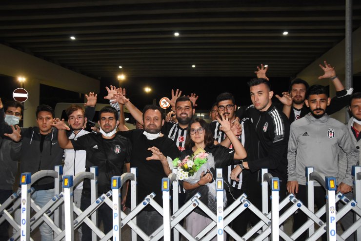 Beşiktaş 16 kişilik kadrosuyla İzmir'de
