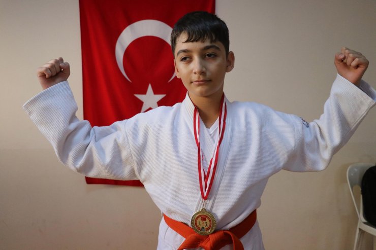 Görme engelli Enes, katıldığı ilk turnuvada Türkiye Şampiyonu oldu