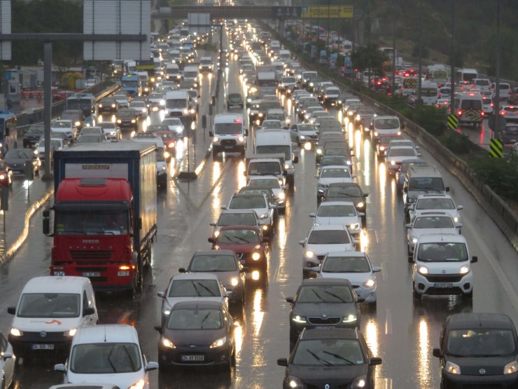 İstanbul'da yağmur yağdı; trafik yüzde 69'a ulaştı