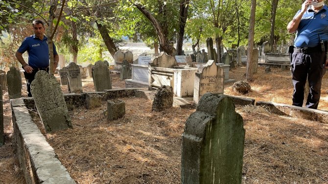 Mezarlıkta toprağa yarı gömülü bulunan bebek tedavi altına alındı