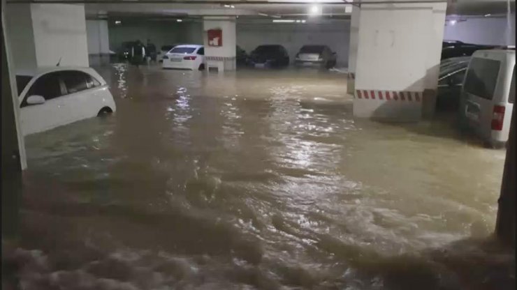 Konya'da şebeke hattı patladı! Onlarca araç sular altında kaldı