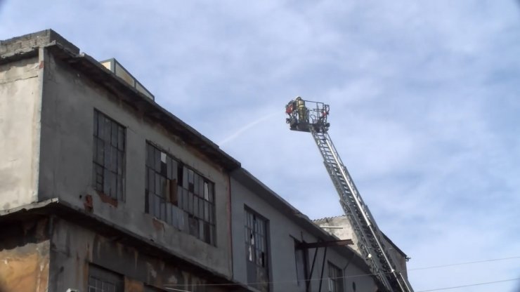 Bayrampaşa'da işyerinin çatısında yangın 