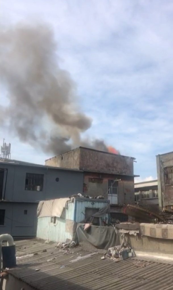 Bayrampaşa'da işyerinin çatısında yangın 