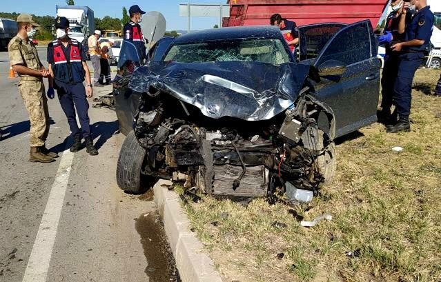 Kavşakta otomobil ile hafif ticari araç çarpıştı: 1 ölü, 3 yaralı