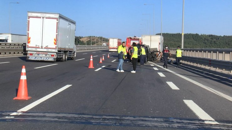 Kuzey Marmara Otoyolu'nda makas atan minibüs kamyonete çarptı: 2 yaralı