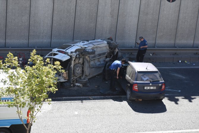 3 aracın karıştığı trafik kazasında 3 kişi yaralandı