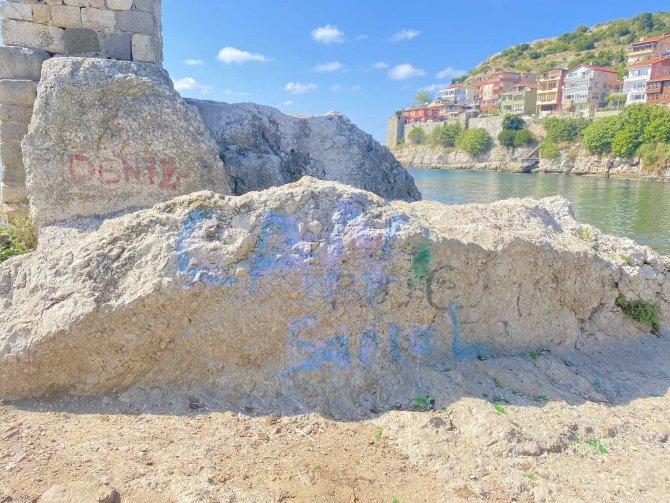 Tarihi Direkli Kaya’ya spreyle yazılar yazıldı