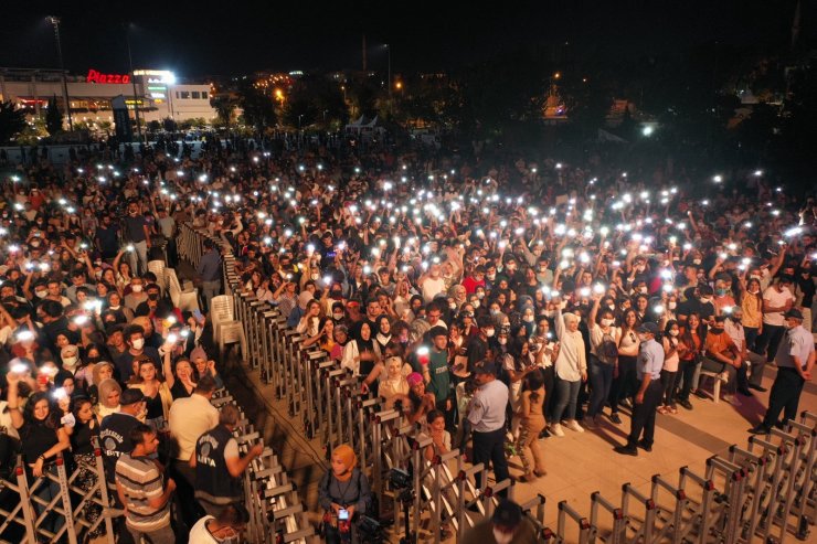 Aşılamada 'kırmızı' renkte olan Şanlıurfa'da sosyal mesafesiz konser