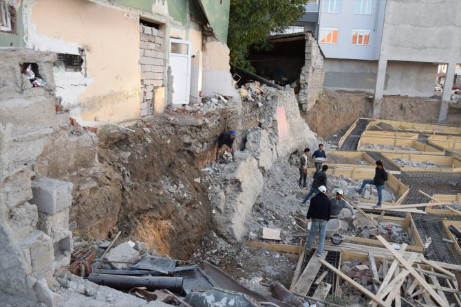 Konya'da temel kazısı sırasında bitişikteki evin bahçe duvarı çöktü