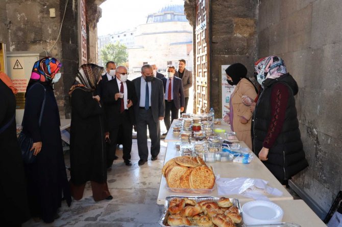 Kur’an kursu öğreticileri hayır panayırı açtı