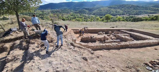 Yapılan kazılarda yeni eserler ortaya çıktı