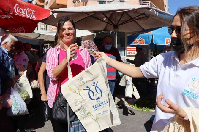 Belediye 2 bin 500 adet bez çanta dağıttı