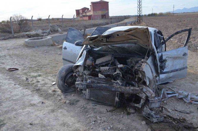 Konya'da şarampole takla atan otomobildeki 2 kişi yaralandı