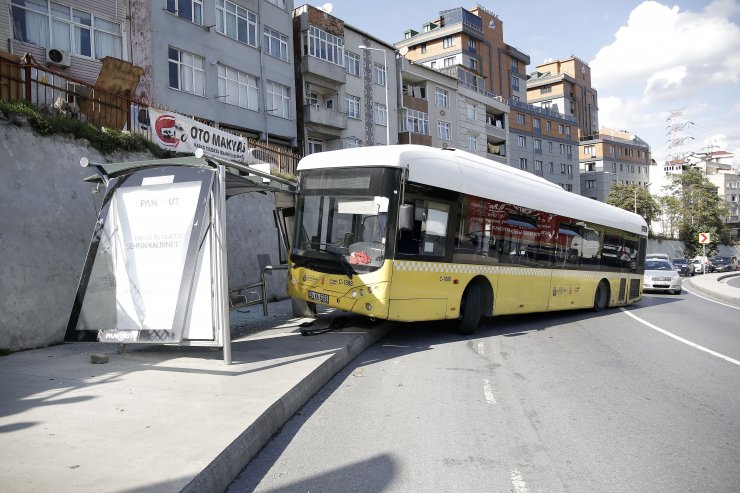 Kağıthane'de İETT otobüsü durağa çarptı