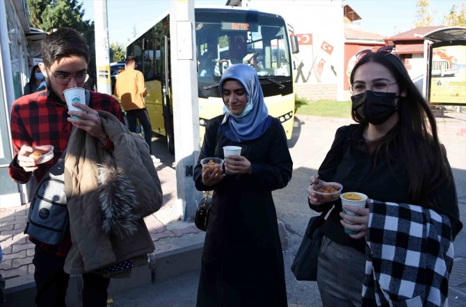 Aksaray Üniversitesi öğrencileri, belediyenin çorba ikramıyla güne başlıyor