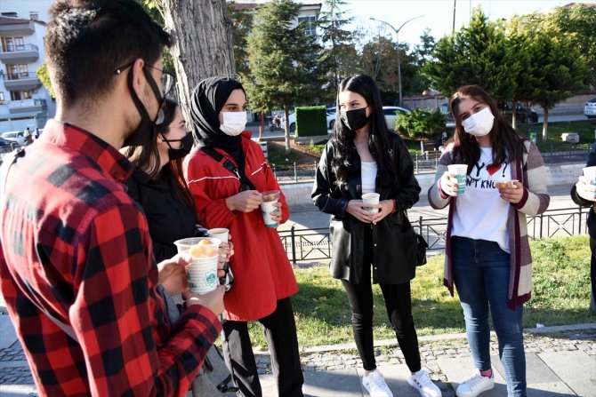 Aksaray Üniversitesi öğrencileri, belediyenin çorba ikramıyla güne başlıyor