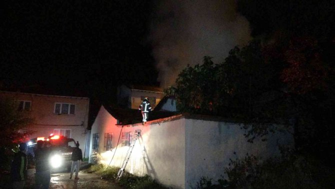 Bursa’da 2 katlı bina alev alev yandı