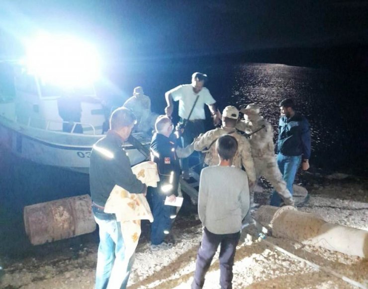 Rüzgar nedeniyle teknede mahsur alan balıkçı kurtarıldı