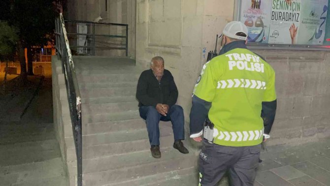 Sokakta kalan yaşlı adama polis yardım eli uzattı