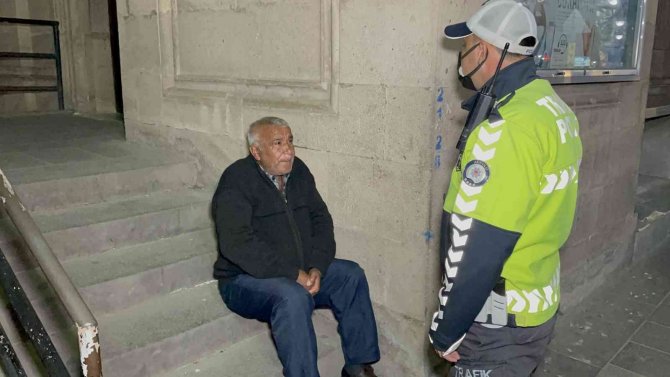 Sokakta kalan yaşlı adama polis yardım eli uzattı