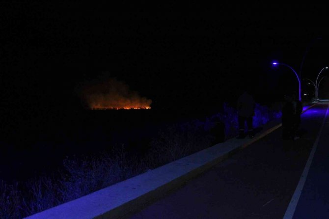 Beyşehir Gölü Milli Parkı’ndaki sazlık yangını kontrol altına alındı