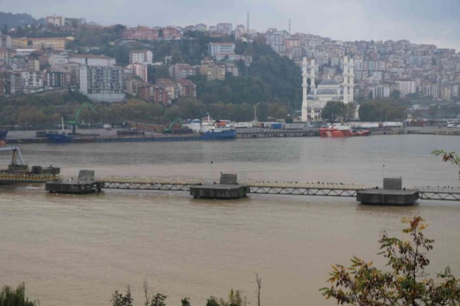 Zonguldak Limanı sarıya boyandı
