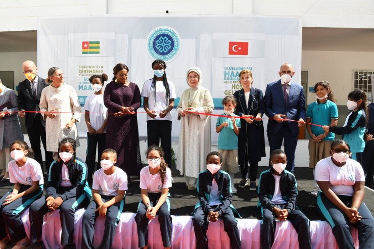 Emine Erdoğan, Togo’da Maarif Vakfı okulunu ziyaret etti