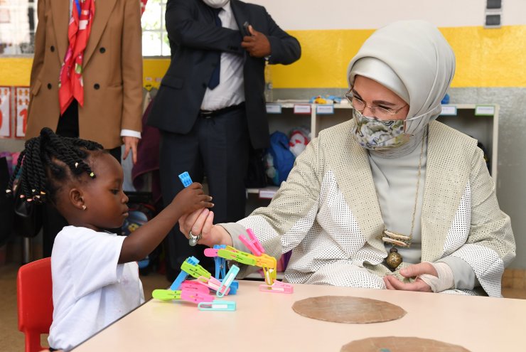Emine Erdoğan, Togo’da Maarif Vakfı okulunu ziyaret etti