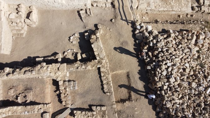 Sbide Antik Kenti'ndeki kaya mezarında tahta tabut bulundu